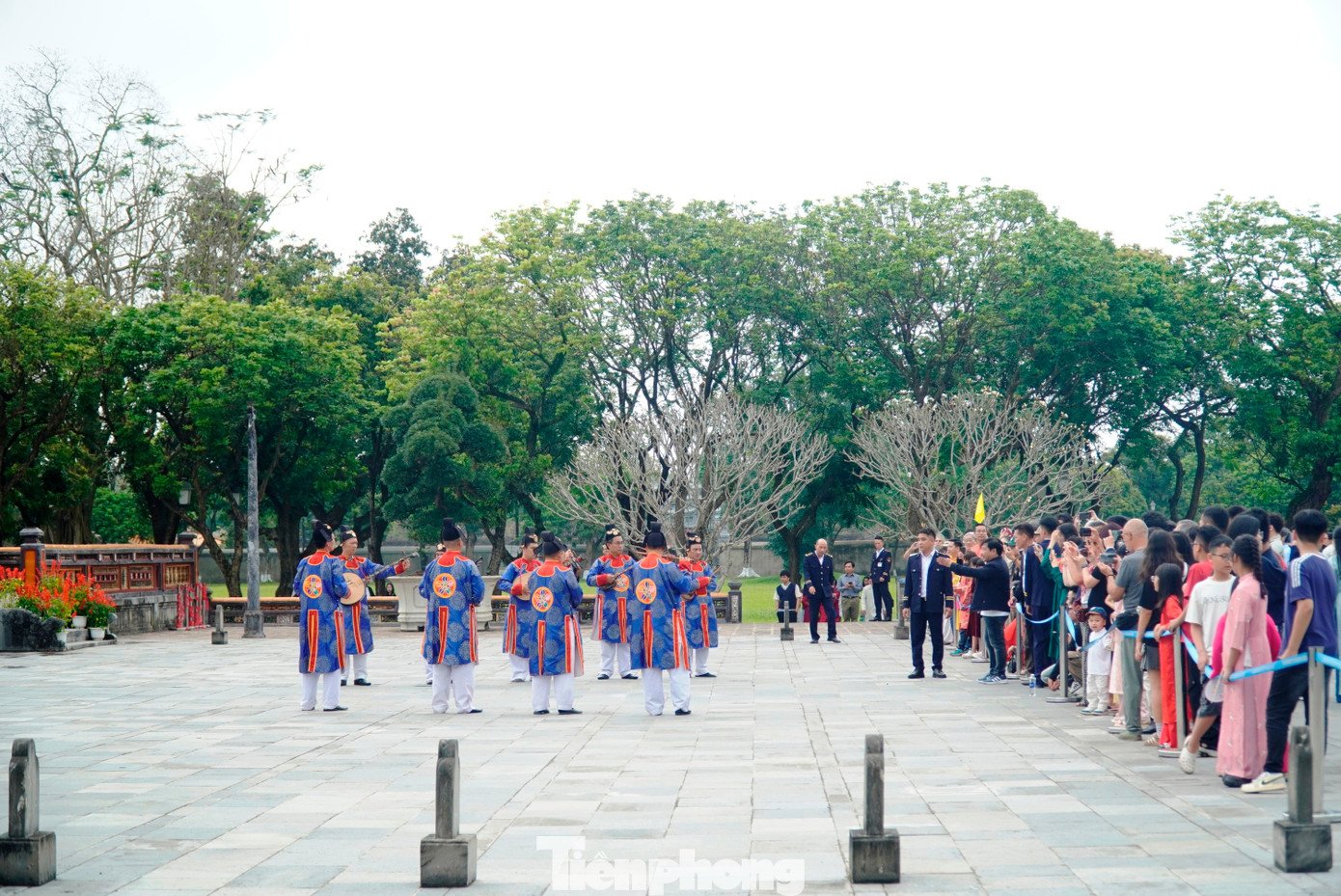 Du khách ùn ùn xông đất Đại nội Huế 7 Du khách ùn ùn ‘xông đất’ Đại nội Huế - 10