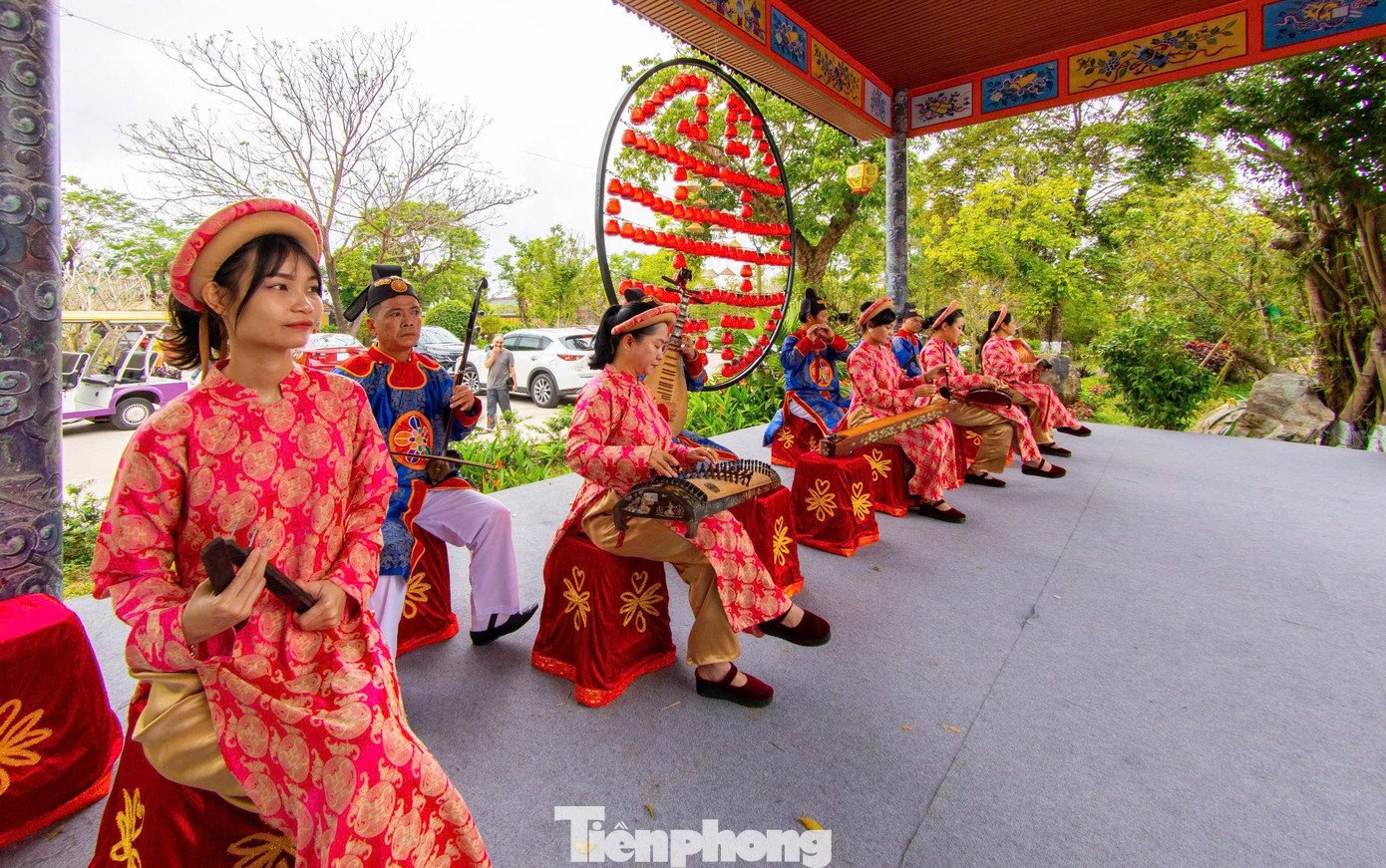 Du khách ùn ùn ‘xông đất’ Đại nội Huế - 11