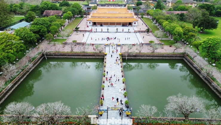 Du khách ùn ùn xông đất Đại nội Huế 11 Du khách ùn ùn ‘xông đất’ Đại nội Huế - 18