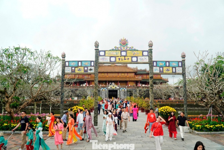 Du khách ùn ùn xông đất Đại nội Huế 12 Du khách ùn ùn ‘xông đất’ Đại nội Huế - 19