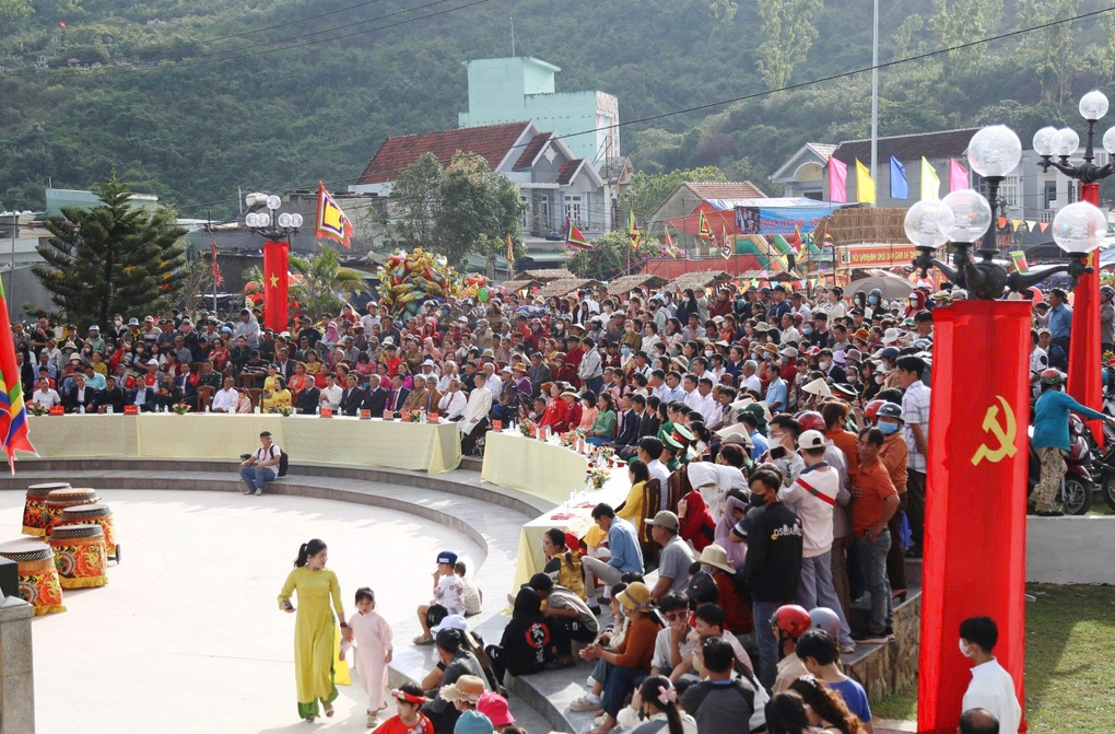 Mùng 1 Tết, người dân đến một trong những phiên chợ độc đáo nhất Việt Nam - 3