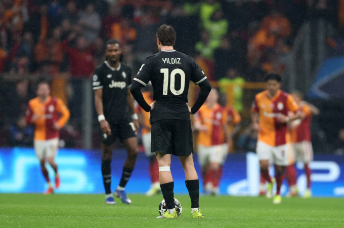 Kenan Yildiz thất vọng sau khi Juventus thủng lưới lần thứ năm. Ảnh: Reuters