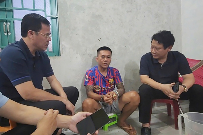 Đại tá Lê Khắc Sơn (ngoài cùng bên trái) và Phó phòng trọng án lấy lời khai Tài tại nơi bị bắt. Ảnh: Công an cung cấp