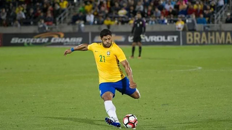 Hulk sở hữu lực sút mạnh khủng khiếp. ẢNH: AFP hulk-brazil.jpg