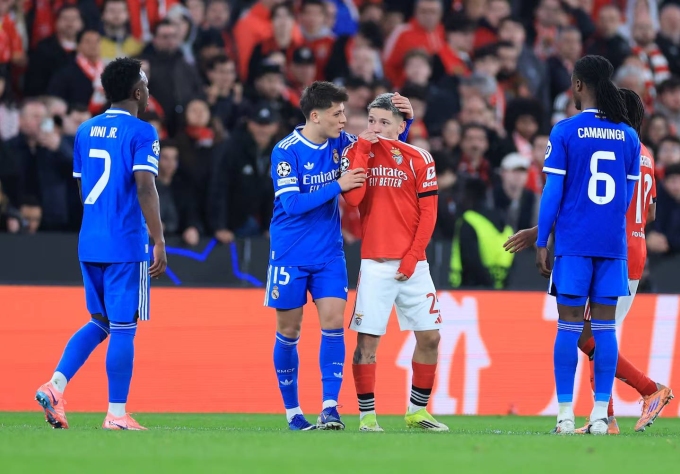 Cuộc đối đáp giữa Vinicius và Prestianni (áo đỏ) làm bùng phát nghi vấn phân biệt chủng tộc trong trận Benfica 0-1 Real ở lượt đi vòng play-off Champions League tối 17/2. Ảnh: AS