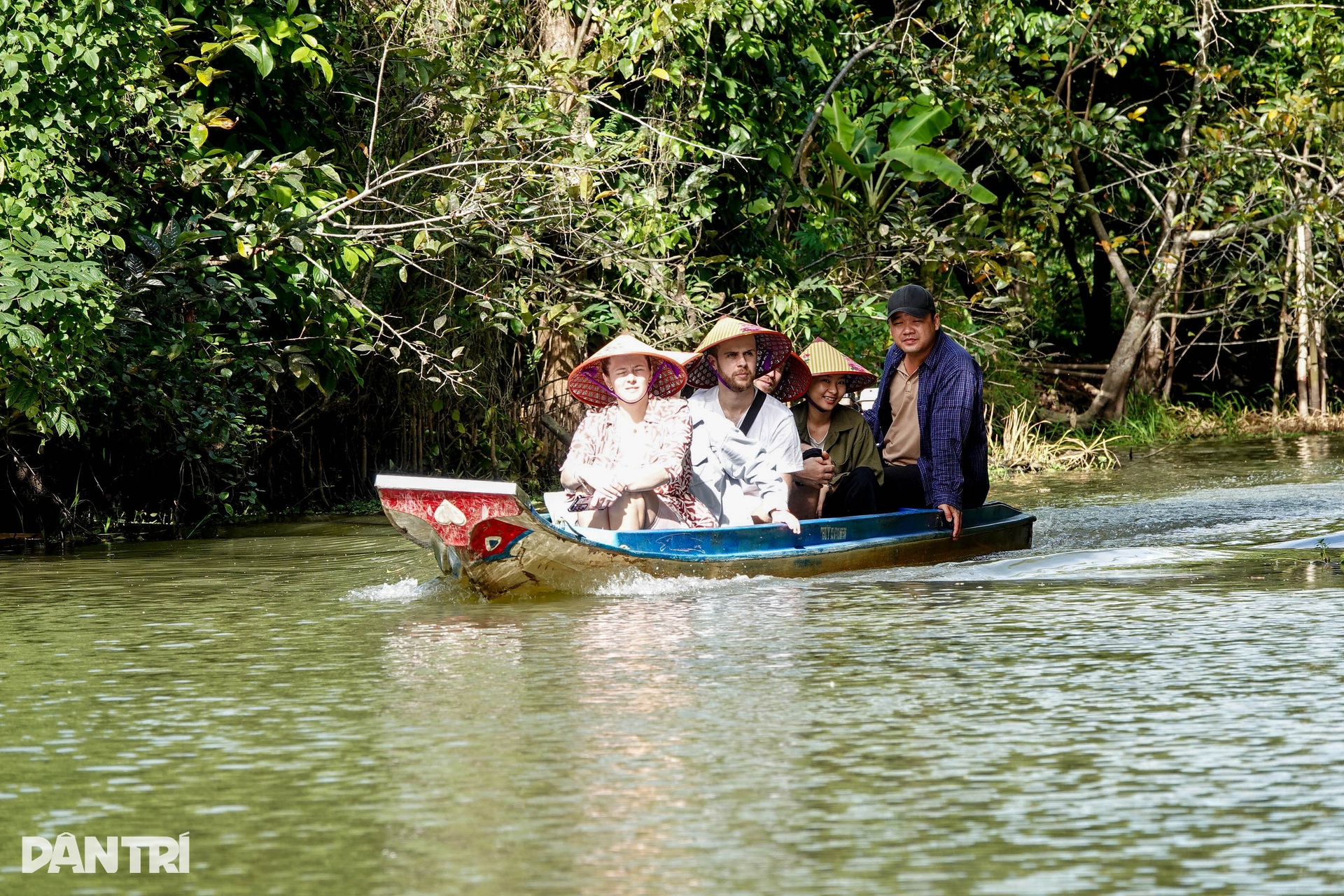 Khách Tây mê mẩn đi vỏ lãi tham quan rừng tràm, ngắm chim cò ở miền Tây - 3