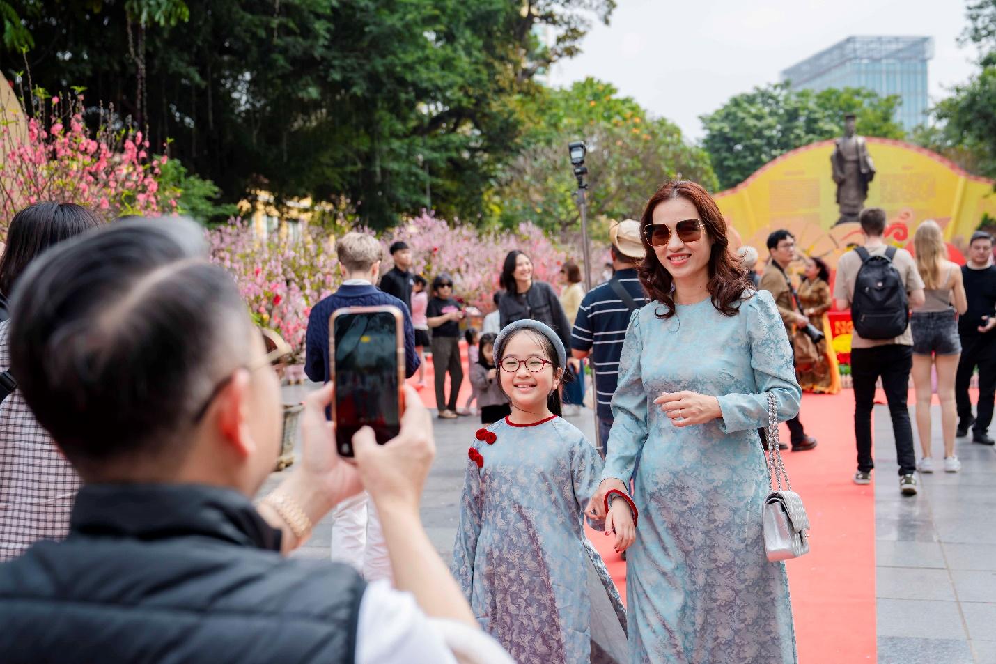 Người dân check-in tại không gian hoa xuân Lý Thái Tổ.