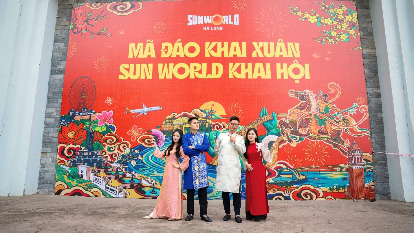 Du khách nô nức “chơi hội” tại Sun World Ha Long.