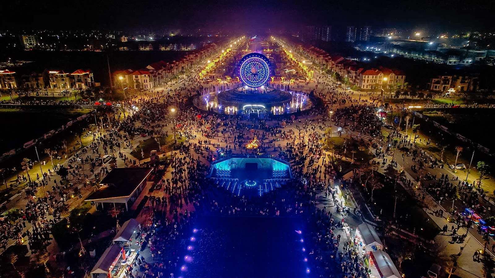 Hàng nghìn người đổ về Quảng trường Thời Đại (Hà Nam) để đón giao thừa.