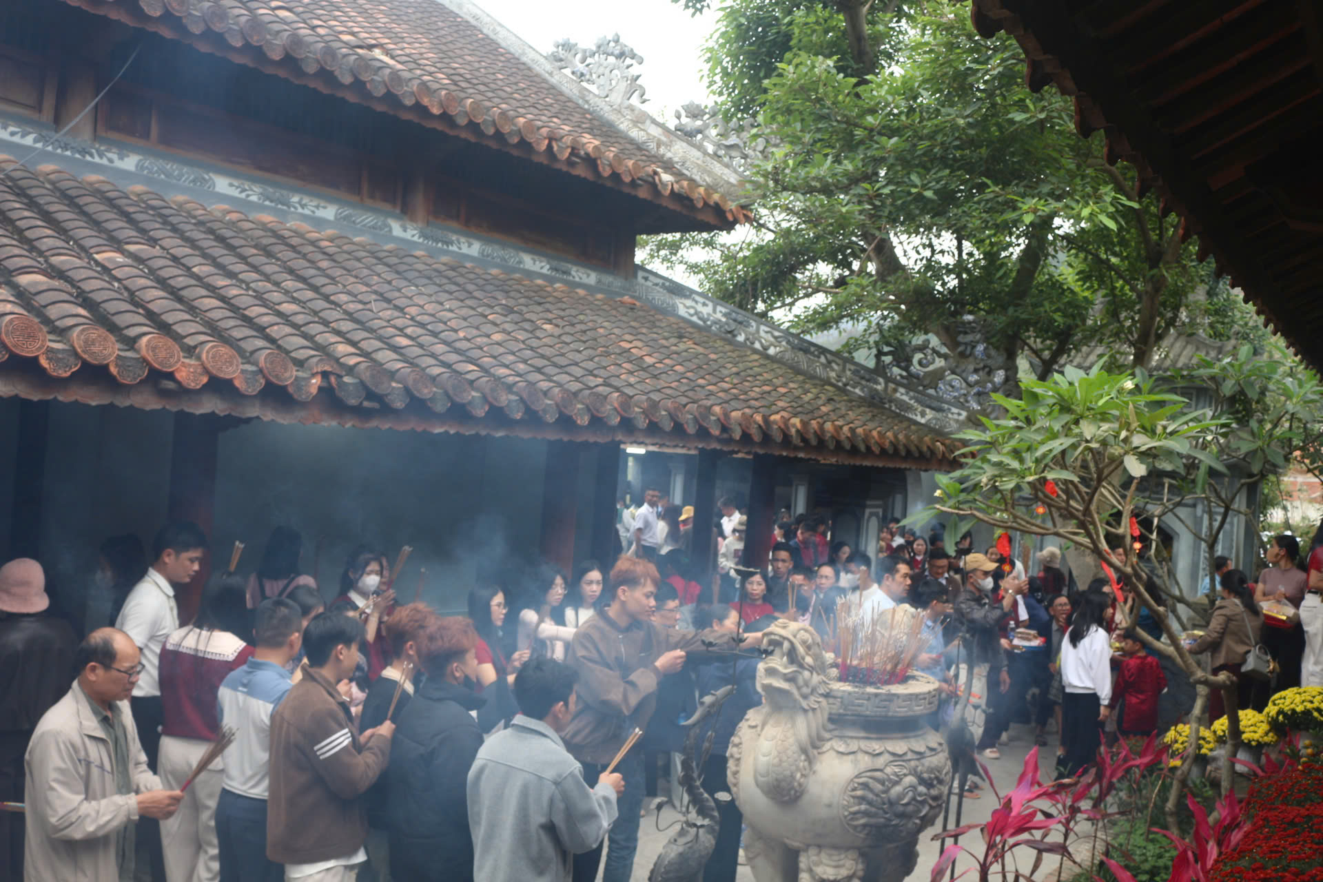 Hàng nghìn người đổ về Chùa Hoằng Phúc du xuân đầu năm 2026 - Ảnh 4.