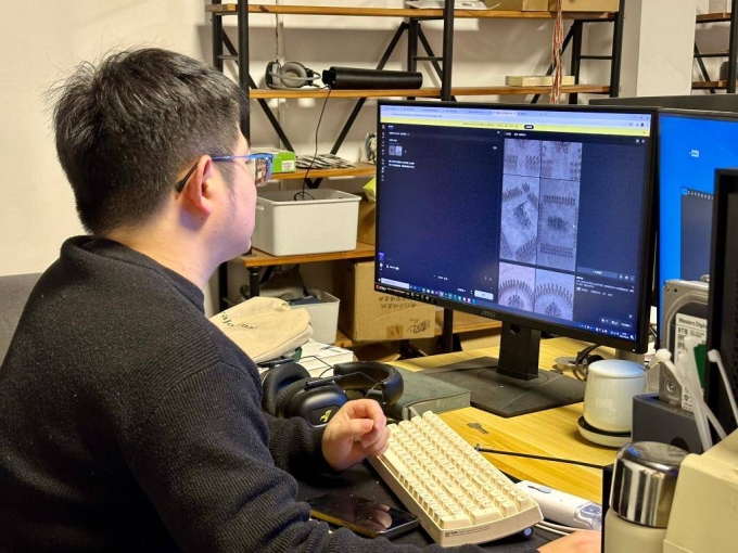 Kỹ thuật viên hậu kỳ Zhang Shiyu làm việc tại công ty ở tỉnh Chiết Giang tháng 12/2025. Ảnh: Xinhua