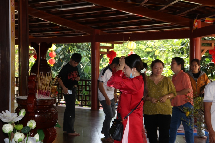 Người dân Cà Mau và Đồng Tháp chen chân cầu bình an ngày Tết 2026 - Ảnh 4.