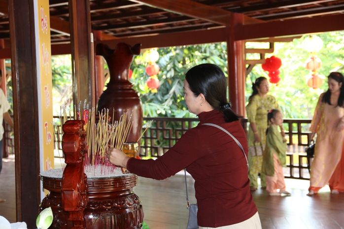 Người dân Cà Mau và Đồng Tháp chen chân cầu bình an ngày Tết 2026 - Ảnh 5.