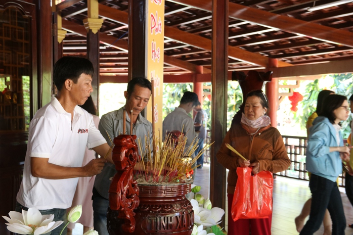 Người dân Cà Mau và Đồng Tháp chen chân cầu bình an ngày Tết 2026 - Ảnh 7.