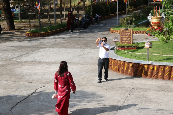 Người dân Cà Mau và Đồng Tháp chen chân cầu bình an ngày Tết 2026 - Ảnh 8.