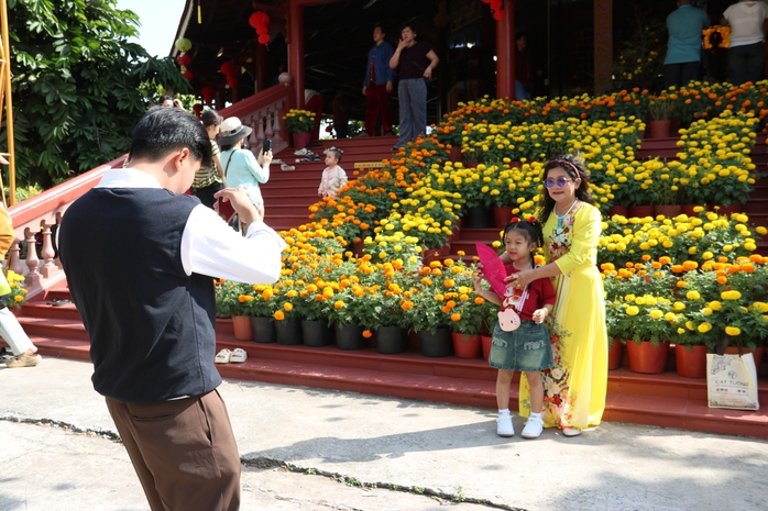 Người dân Cà Mau và Đồng Tháp chen chân cầu bình an ngày Tết 2026 - Ảnh 9.