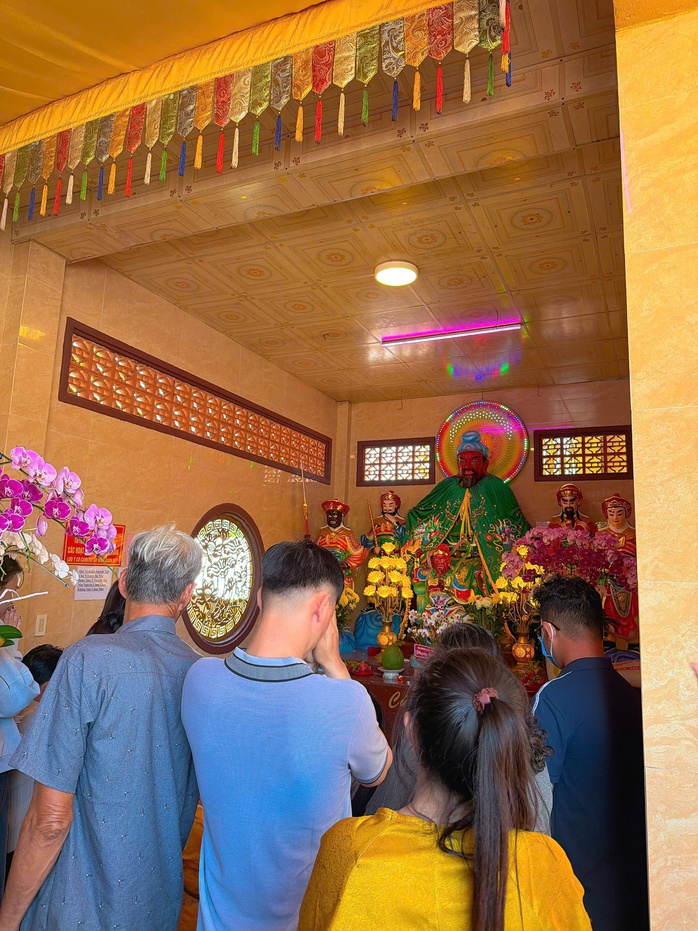 Người dân Cà Mau và Đồng Tháp chen chân cầu bình an ngày Tết 2026 - Ảnh 13.