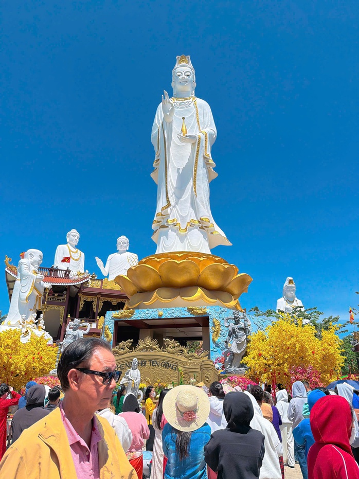 Người dân Cà Mau và Đồng Tháp chen chân cầu bình an ngày Tết 2026 - Ảnh 14.