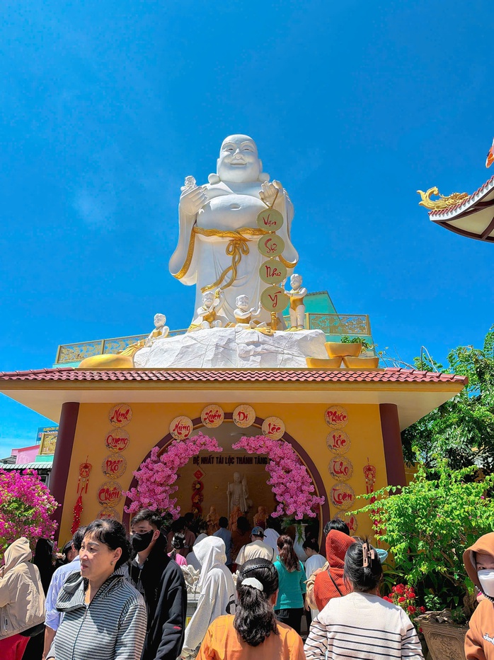 Người dân Cà Mau và Đồng Tháp chen chân cầu bình an ngày Tết 2026 - Ảnh 17.