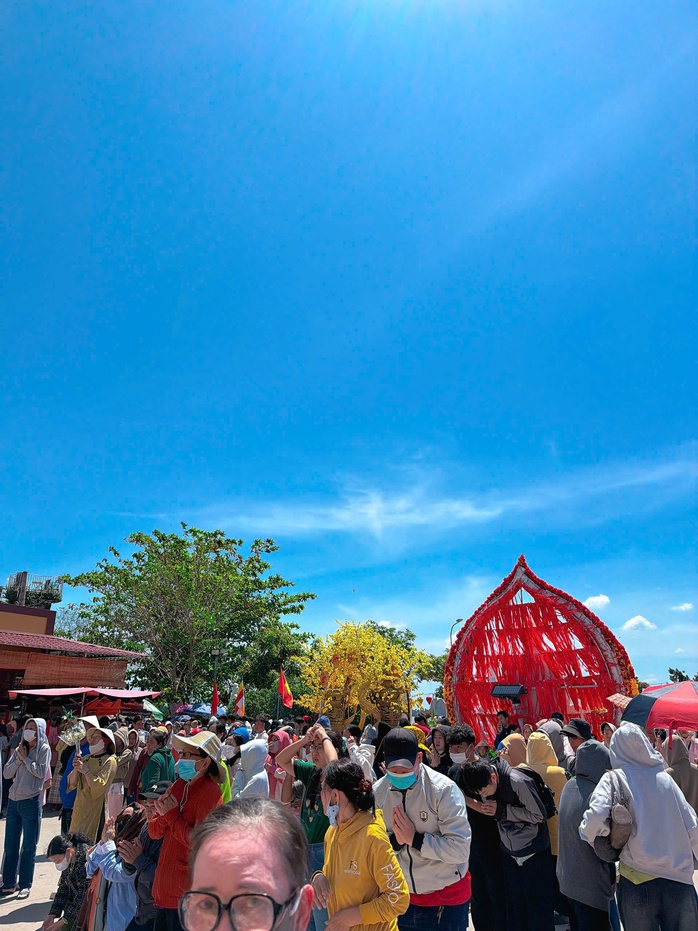 Người dân Cà Mau và Đồng Tháp chen chân cầu bình an ngày Tết 2026 - Ảnh 18.