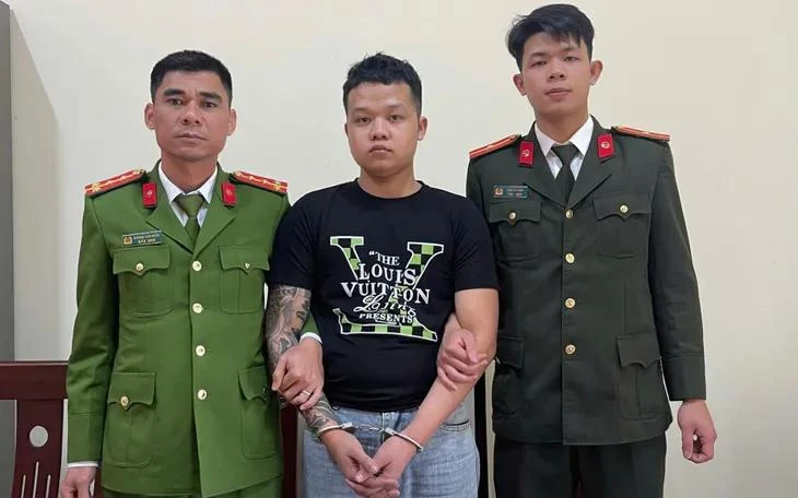 Hoàng Văn Khâm bị bắt giữ. 1000061980.jpg