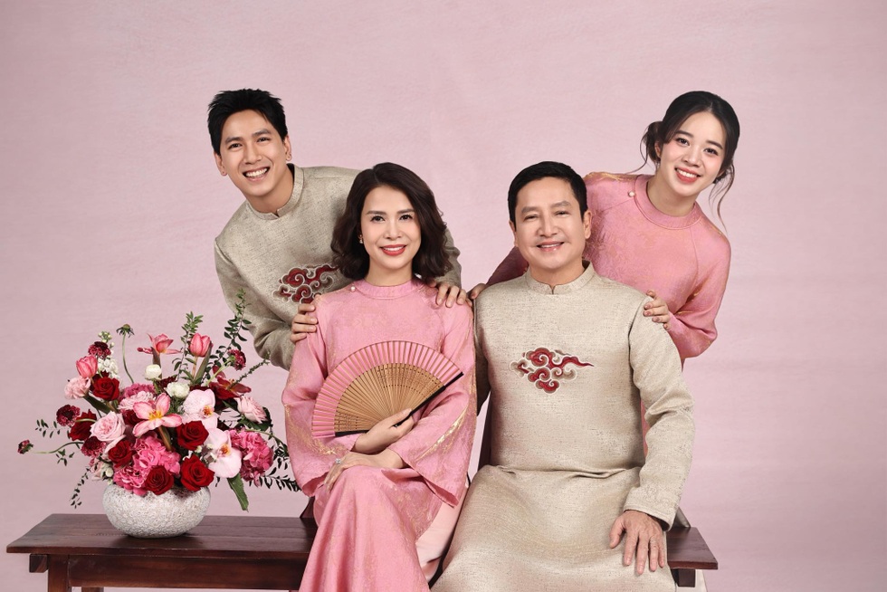 NSƯT Chí Trung tuổi 65 và Tết ấm áp bên bạn gái Á hậu kém 18 tuổi - 7