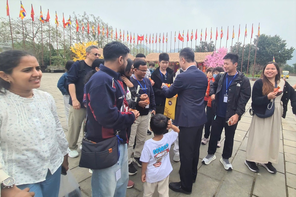 Xông đất Ninh Bình ngày đầu năm, du khách bất ngờ nhận lì xì - 2