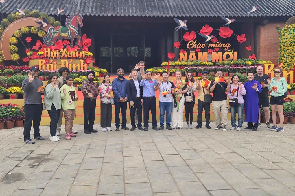 Xông đất Ninh Bình ngày đầu năm, du khách bất ngờ nhận lì xì - 3