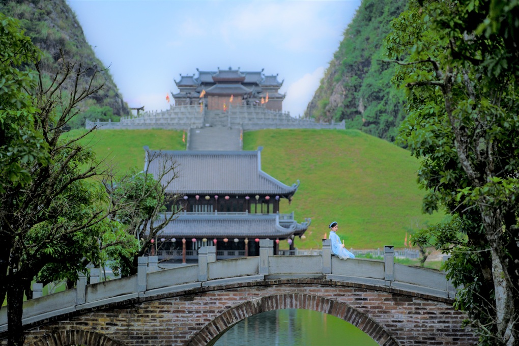 Xông đất Ninh Bình ngày đầu năm, du khách bất ngờ nhận lì xì - 4