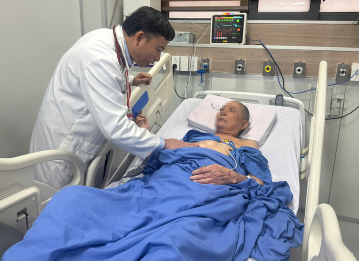 Hơn 20 năm đưa ra những quyết định sinh tử của vị bác sĩ tuổi Ngựa 4 PGS Hải khám cho 1 bệnh nhân nghi ngờ đột quỵ não. Ảnh: Phương Thúy.