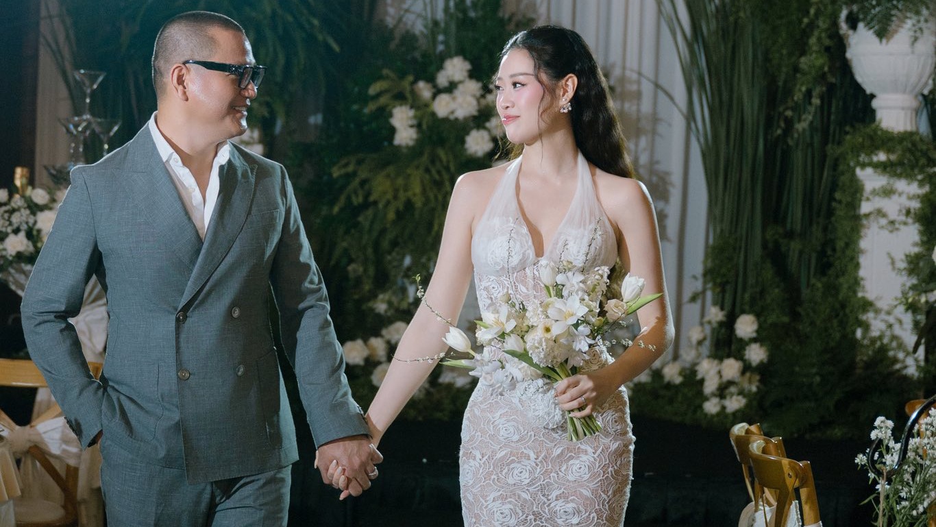 Vợ chồng Khánh Vân tình tứ tại sự kiện kỷ niệm ngày cưới 