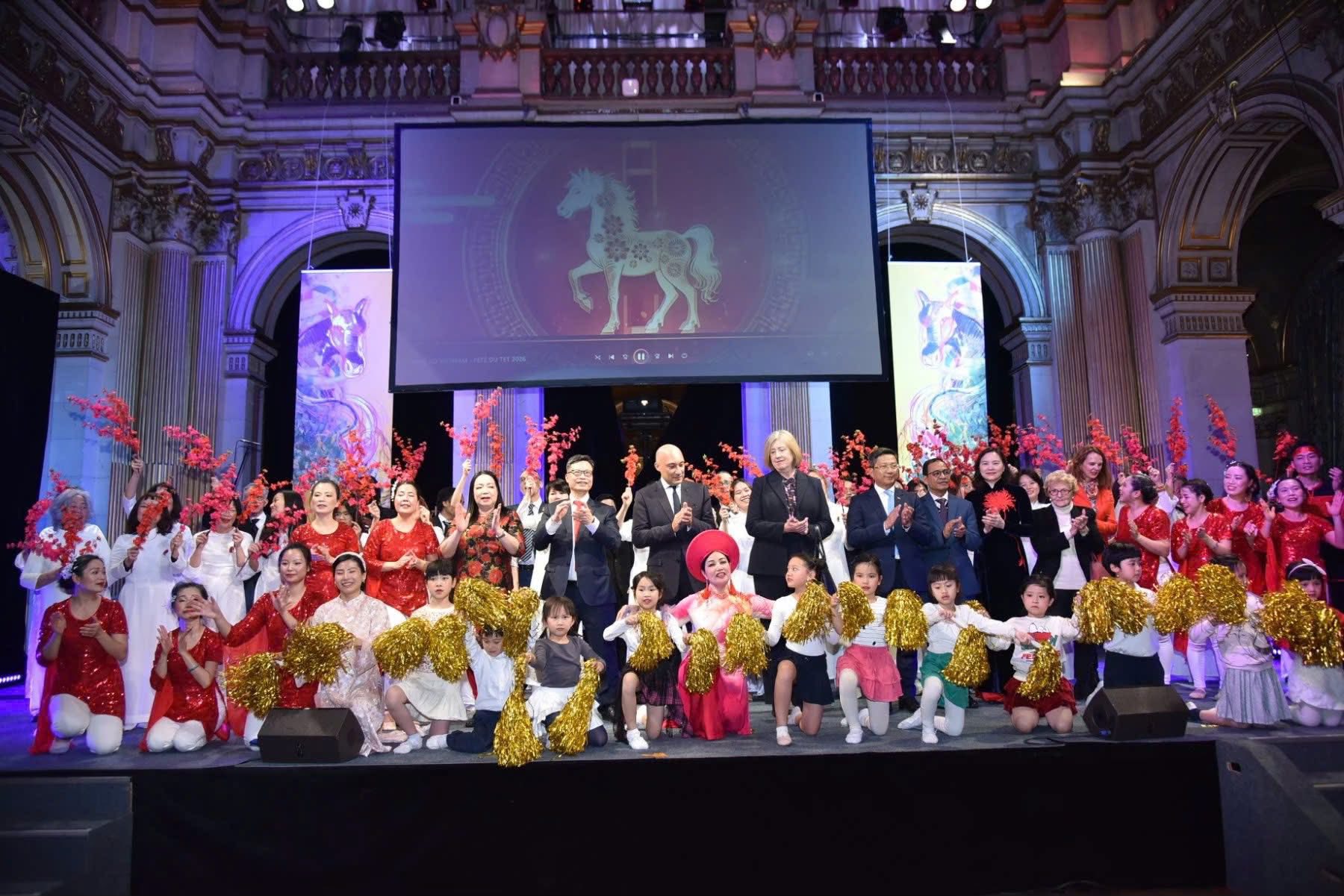 Mang Tết theo hành trình xa xứ - Ảnh 2.