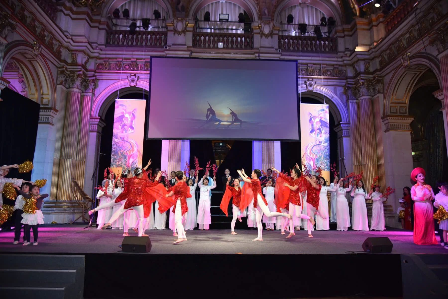 Mang Tết theo hành trình xa xứ - Ảnh 3.