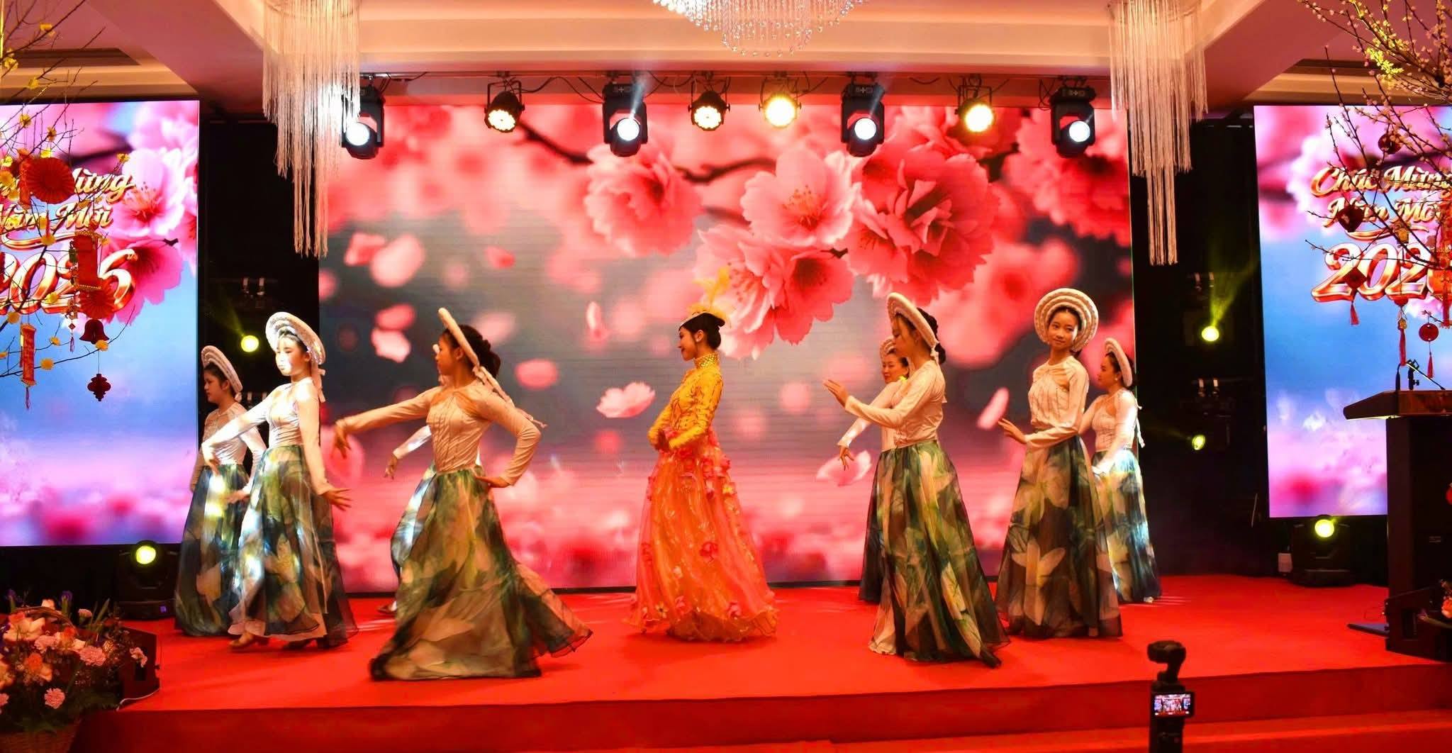 Mang Tết theo hành trình xa xứ - Ảnh 8.