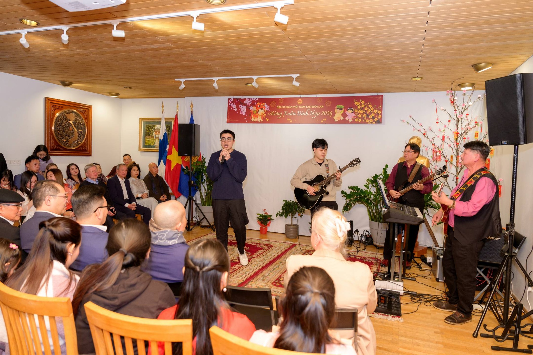 Mang Tết theo hành trình xa xứ - Ảnh 17.