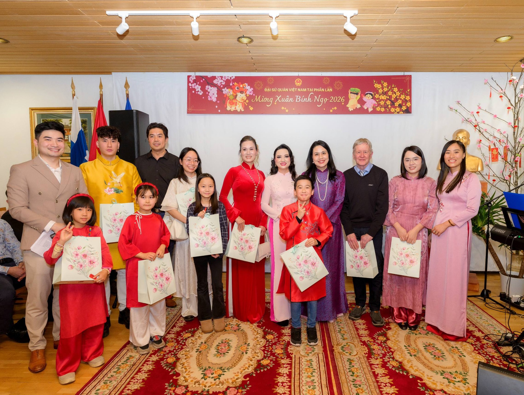 Mang Tết theo hành trình xa xứ - Ảnh 19.