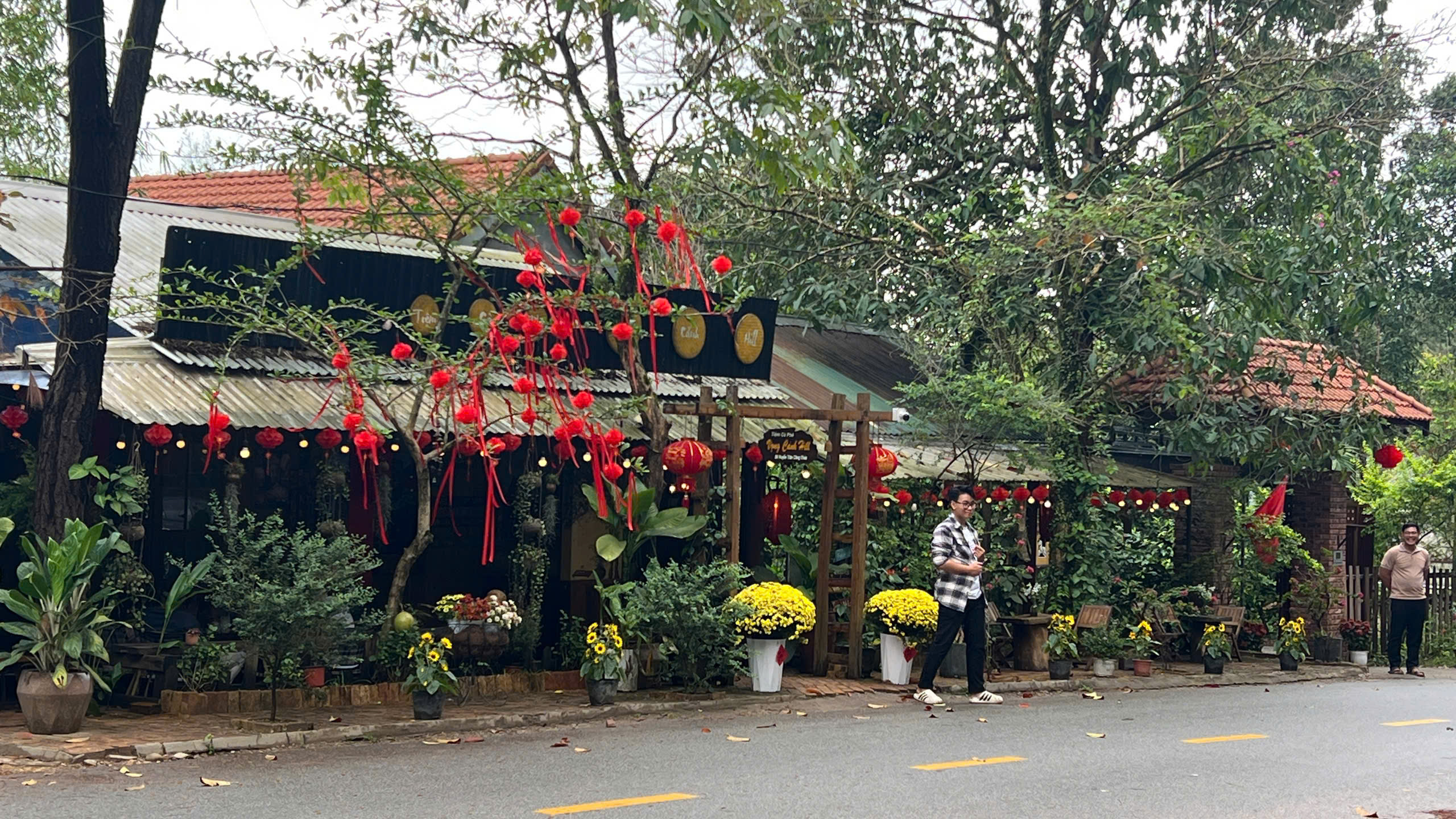 Có một ngọn đồi ở Huế khiến du khách muốn đứng thật lâu, nói ít lại và "cảm" nhiều hơn 7 Có một ngọn đồi ở Huế khiến du khách muốn đứng thật lâu, nói ít lại và