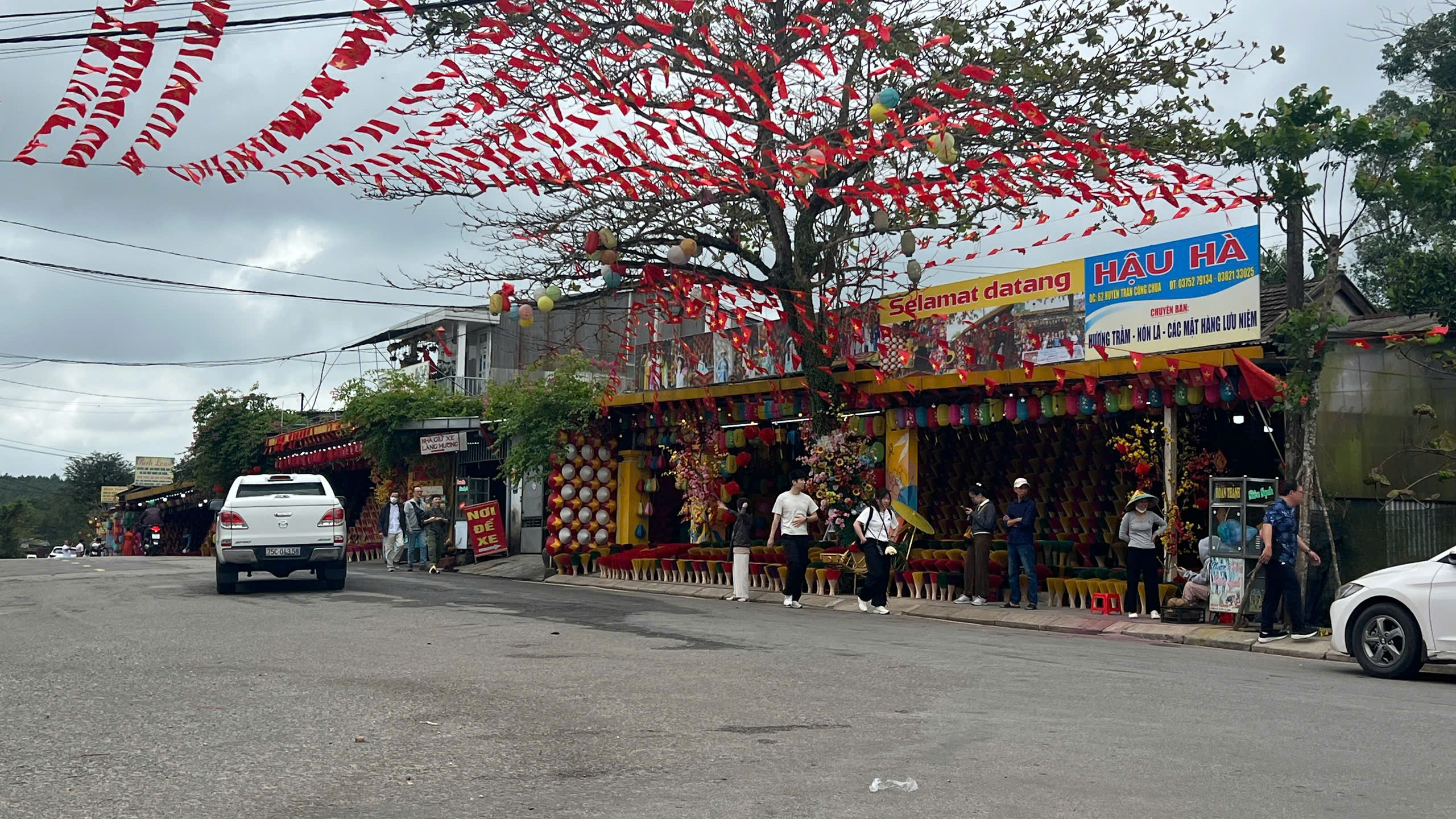 Có một ngọn đồi ở Huế khiến du khách muốn đứng thật lâu, nói ít lại và "cảm" nhiều hơn 8 Có một ngọn đồi ở Huế khiến du khách muốn đứng thật lâu, nói ít lại và