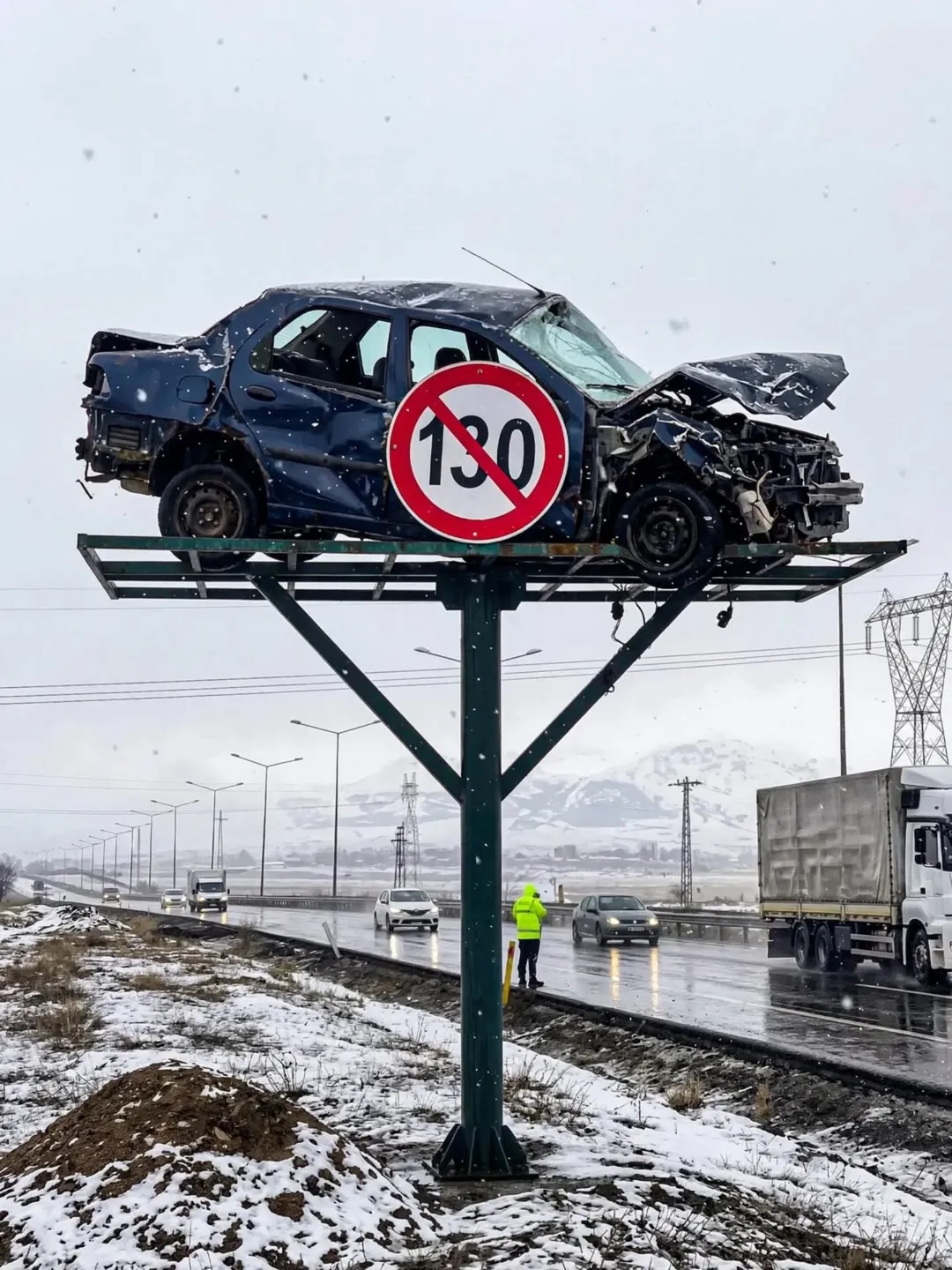 'Treo' xe tai nạn thật thay biển cảnh báo để răn đe tài xế lái ẩu 11 tai nạn - Ảnh 11.