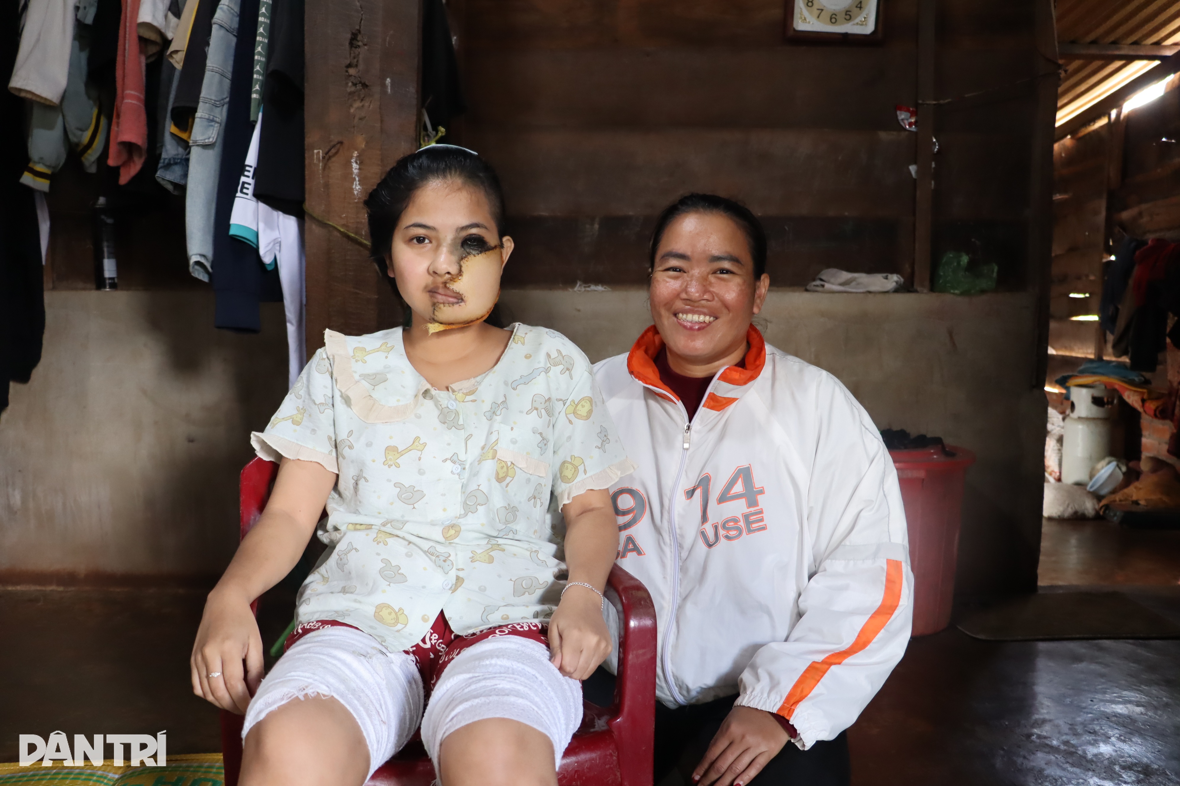 Nữ sinh Êđê đón nhận món quà Tết kỳ diệu từ bạn đọc Dân trí - 3