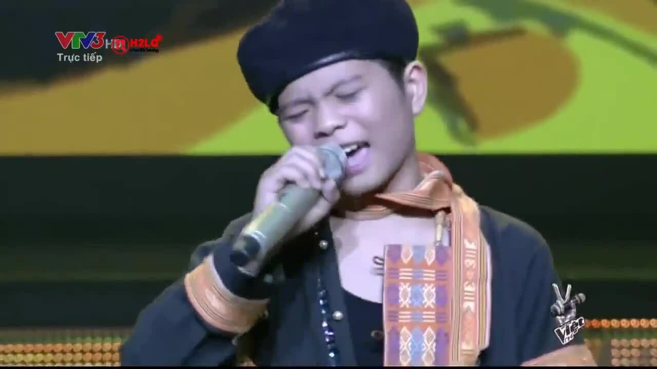 Quang Anh hát "Chiếc khăn piêu"