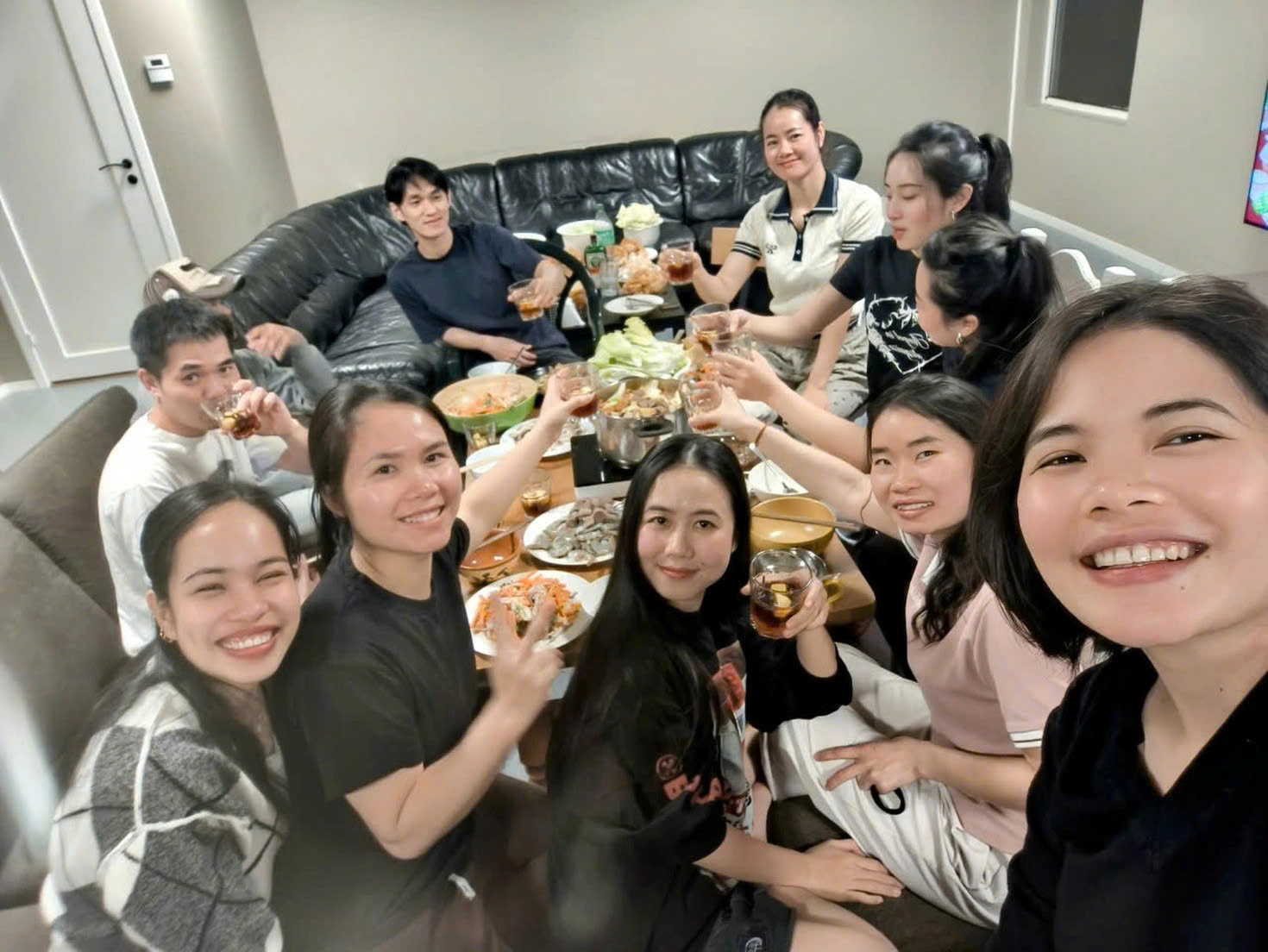 Tết xa quê vẫn ấm áp: Khi người xa xứ tự giữ lửa mùa xuân - Ảnh 12.