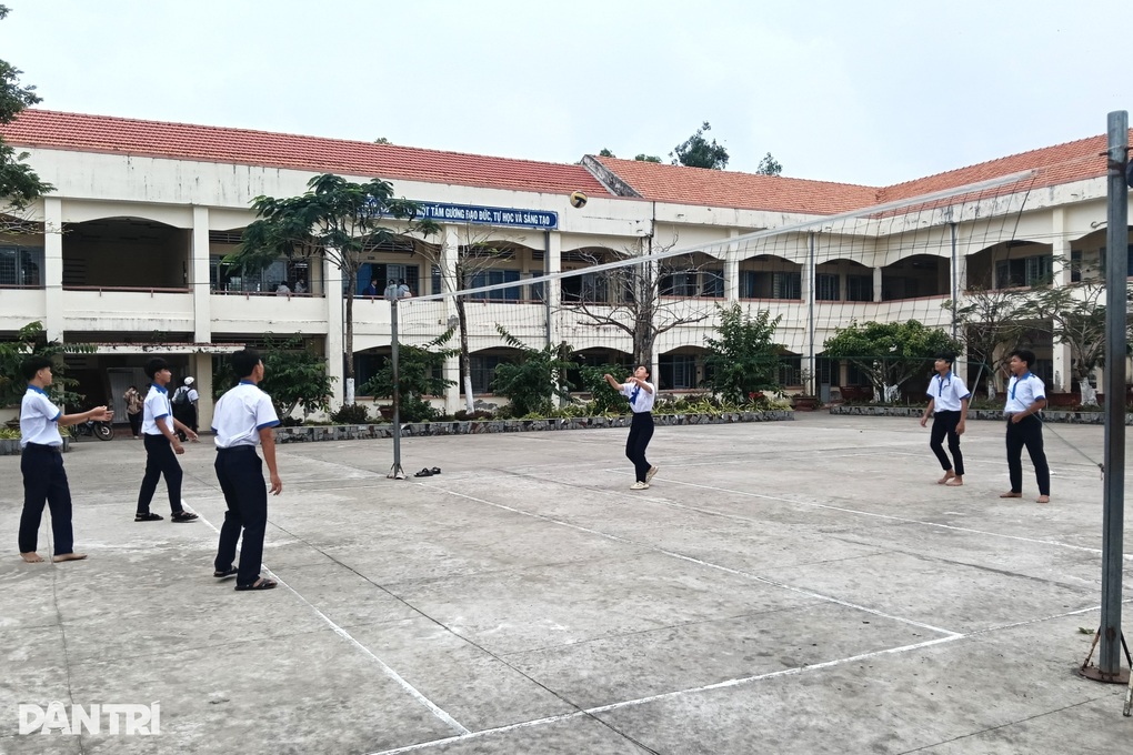 Trường học không điện thoại” ở địa đầu Tổ quốc - 2