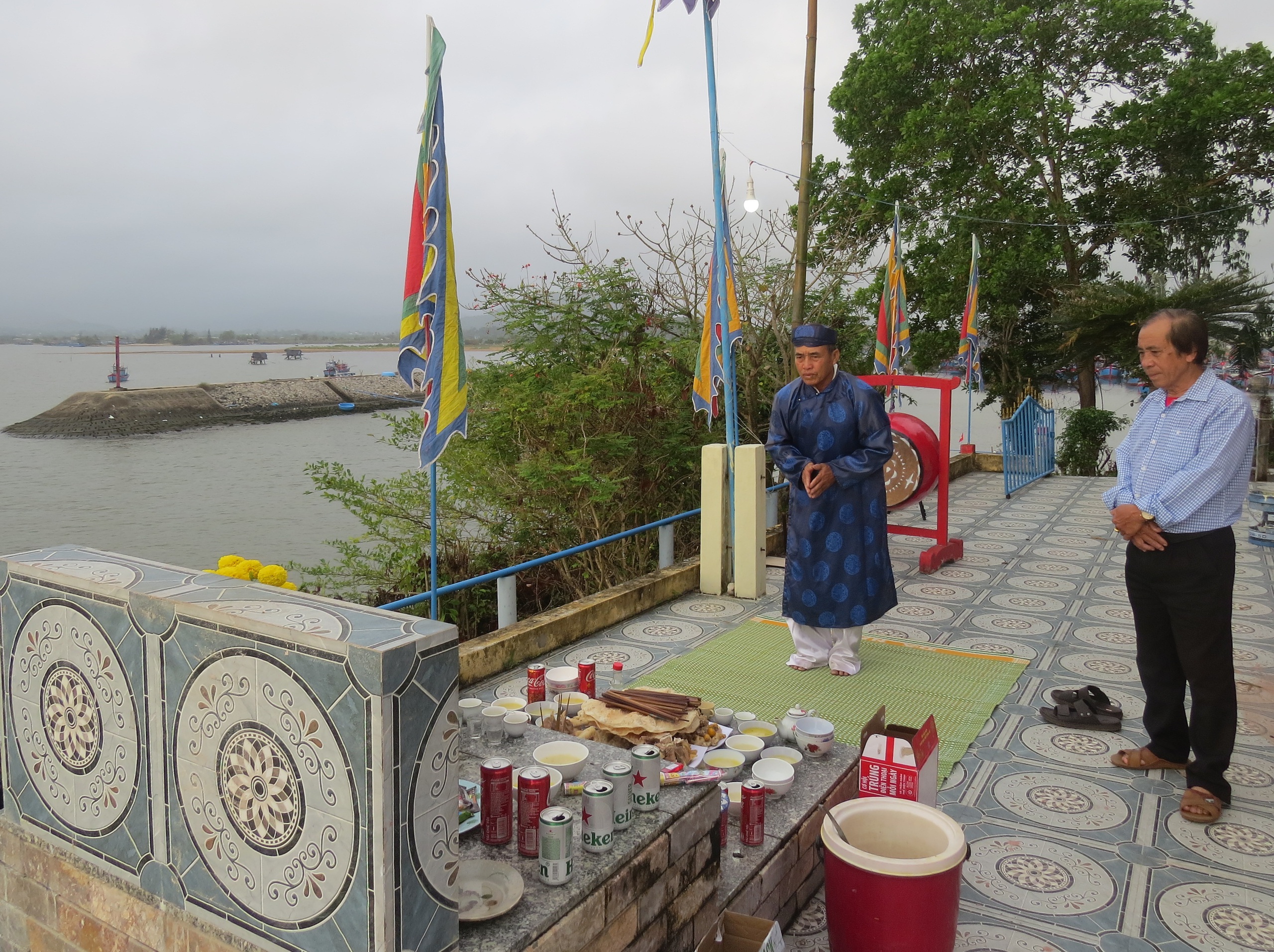 Ba hồi trống khai chánh, tàu cá của ngư dân Quảng Ngãi rẽ sóng đầu năm- Ảnh 2. Ba hồi trống khai chánh, tàu cá của ngư dân Quảng Ngãi rẽ sóng đầu năm- Ảnh 2.