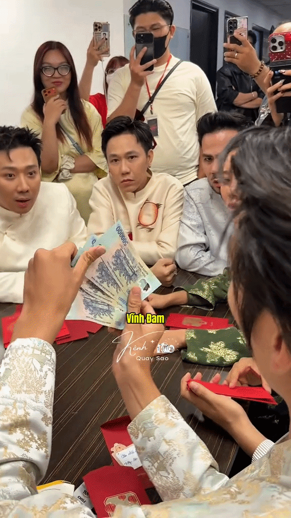 Sốc với màn phát lì xì của Trấn Thành: Số tiền khủng khiến dàn sao lóa mắt, chỉ duy nhất 1 người bốc phải 20.000- Ảnh 4. Sốc với màn phát lì xì của Trấn Thành: Số tiền khủng khiến dàn sao lóa mắt, chỉ duy nhất 1 người bốc phải 20.000- Ảnh 4.