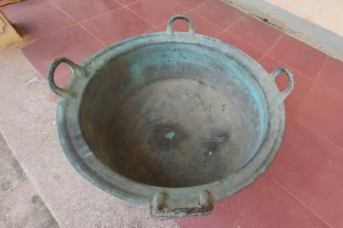 Phần đáy trong của vạc đồng. Ảnh: Hùng Lê