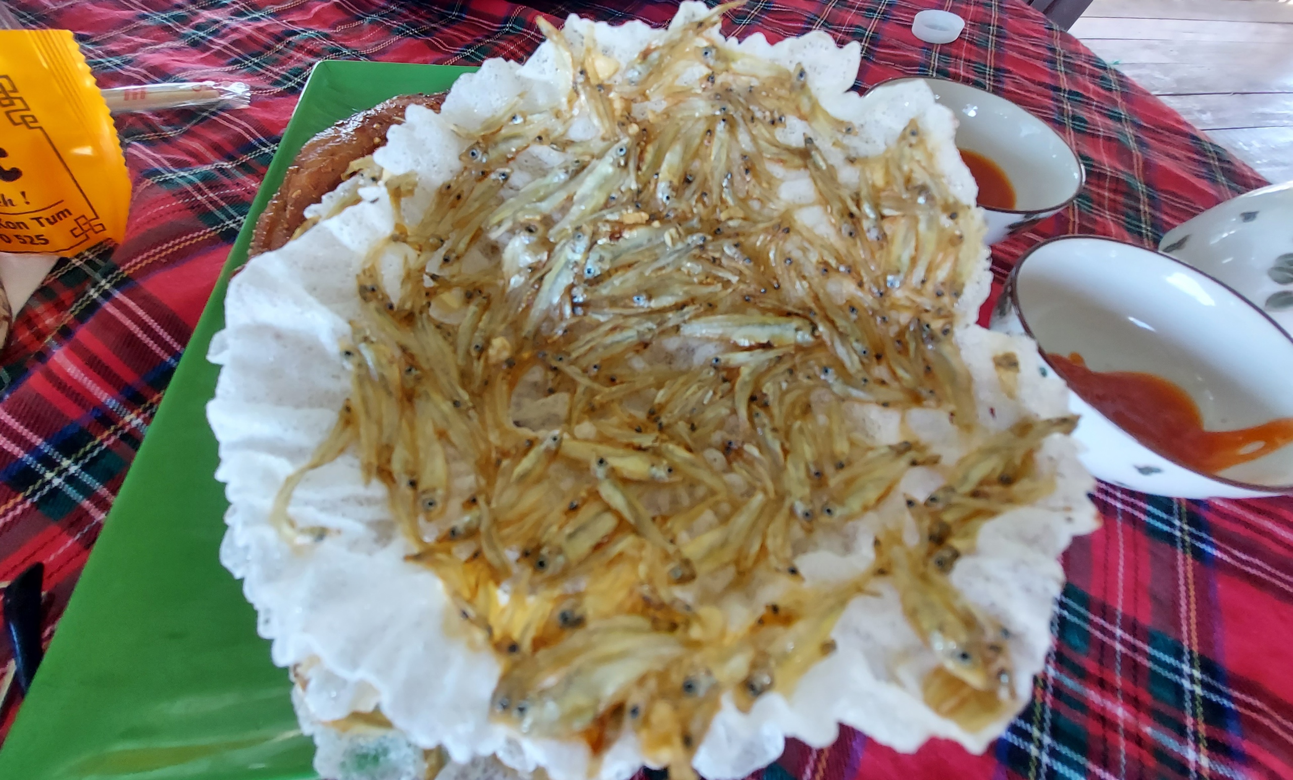 Đặc sản bánh tráng cá cơm sông Sê San: Hương vị độc đáo vùng biên viễn - Ảnh 4.