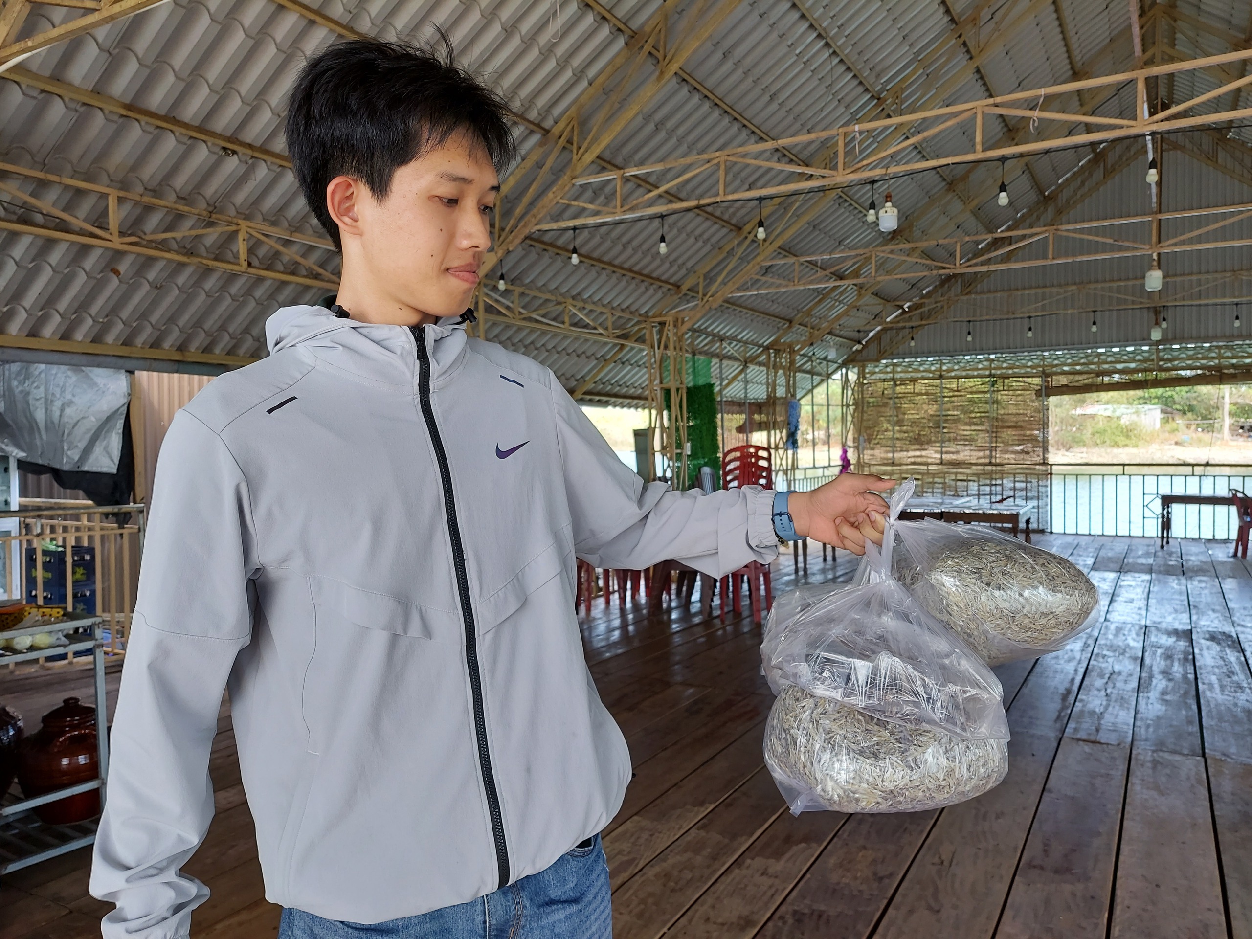 Đặc sản bánh tráng cá cơm sông Sê San: Hương vị độc đáo vùng biên viễn - Ảnh 6.