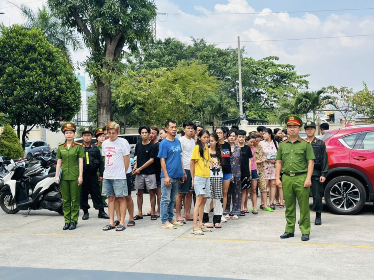 Những chiến công xuất sắc của Công an TPHCM 4 Những chiến công xuất sắc của Công an TPHCM - Ảnh 4.