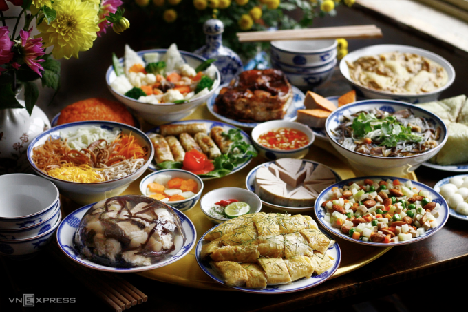 Mâm cỗ 30 Tết truyền thống của người Hà Nội. Ảnh: Bùi Thủy